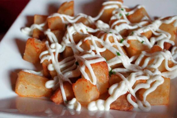 papas-con-ali-oli-o-salsa-brava-lar-arraiz-restaurante-asador-casa-gallega-bilbao papas-con-ali-oli-o-salsa-brava-lar-arraiz-restaurante-asador-casa-gallega-bilbao